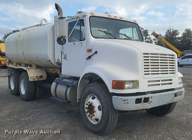 image for item DQ3691 1993 International  8100 water truck