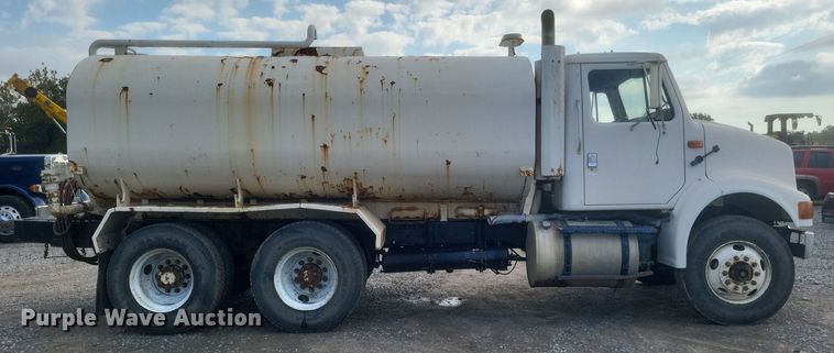 image for item DQ3691 1993 International  8100 water truck