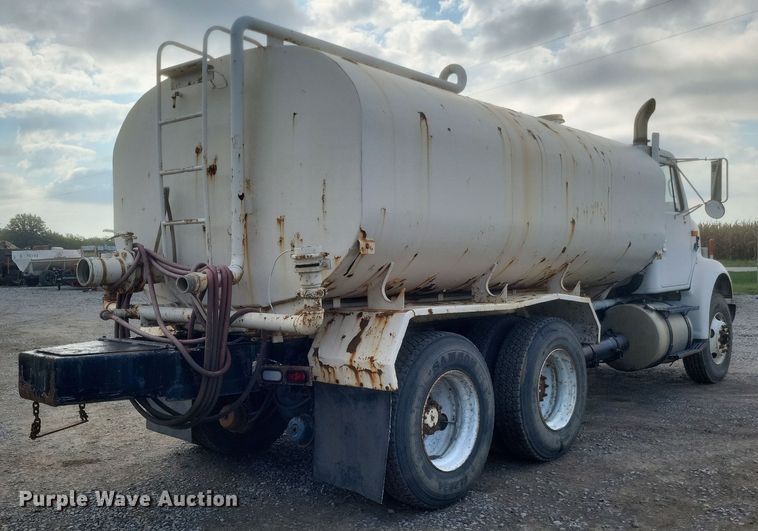 image for item DQ3691 1993 International  8100 water truck