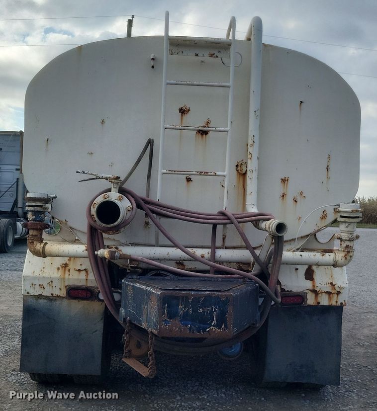 image for item DQ3691 1993 International  8100 water truck