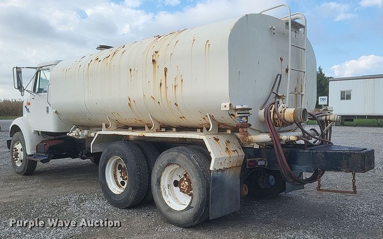 image for item DQ3691 1993 International  8100 water truck