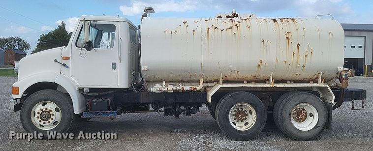 image for item DQ3691 1993 International  8100 water truck