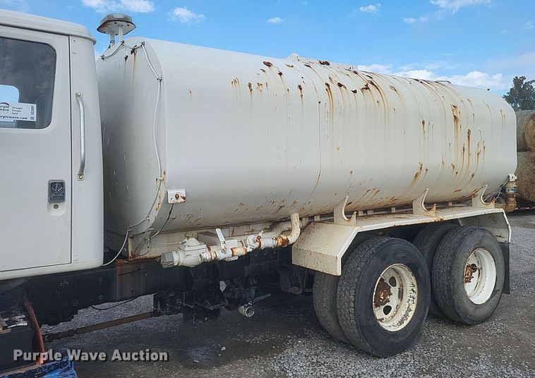 image for item DQ3691 1993 International  8100 water truck
