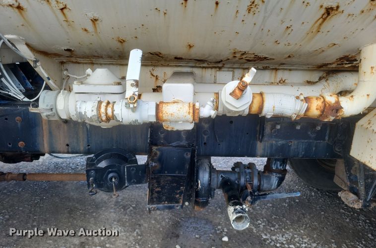 image for item DQ3691 1993 International  8100 water truck