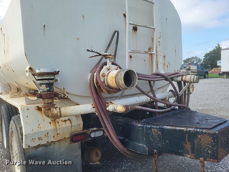 image for item DQ3691 1993 International  8100 water truck