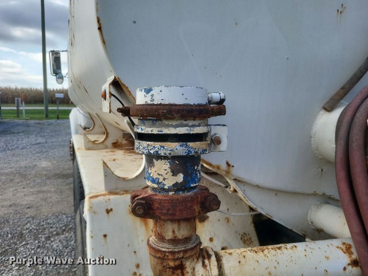 image for item DQ3691 1993 International  8100 water truck