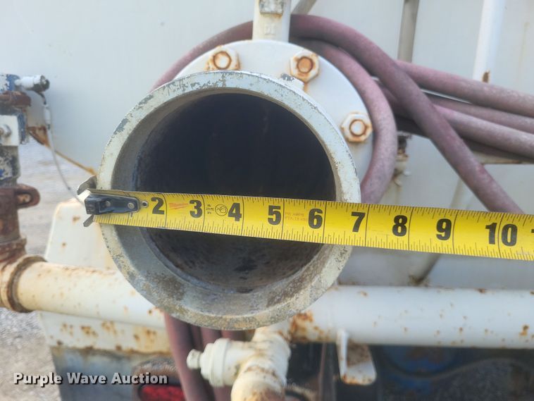 image for item DQ3691 1993 International  8100 water truck