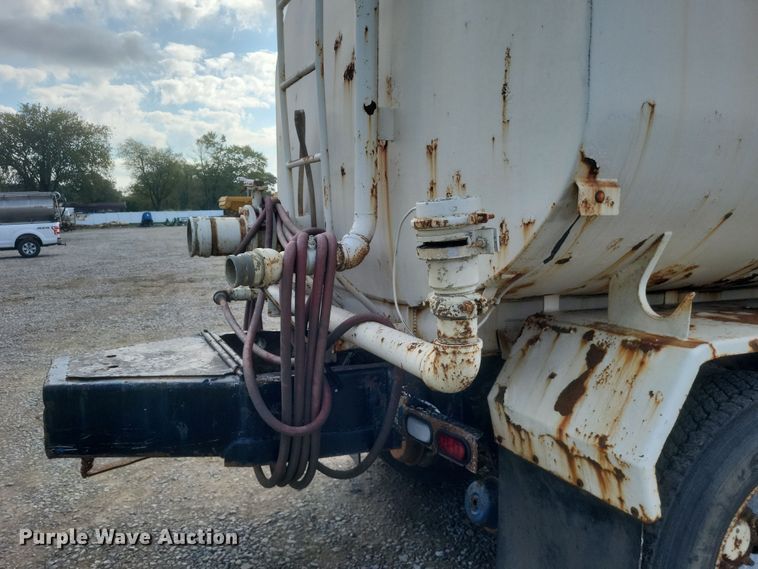 image for item DQ3691 1993 International  8100 water truck