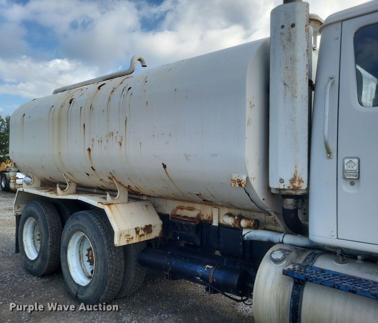 image for item DQ3691 1993 International  8100 water truck