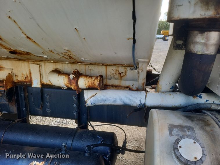 image for item DQ3691 1993 International  8100 water truck