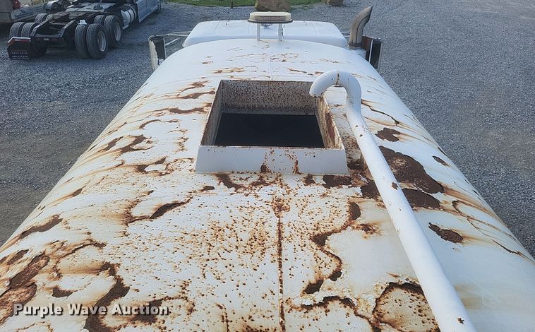 image for item DQ3691 1993 International  8100 water truck