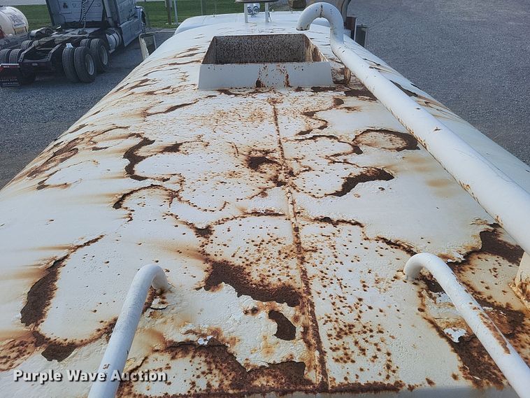 image for item DQ3691 1993 International  8100 water truck