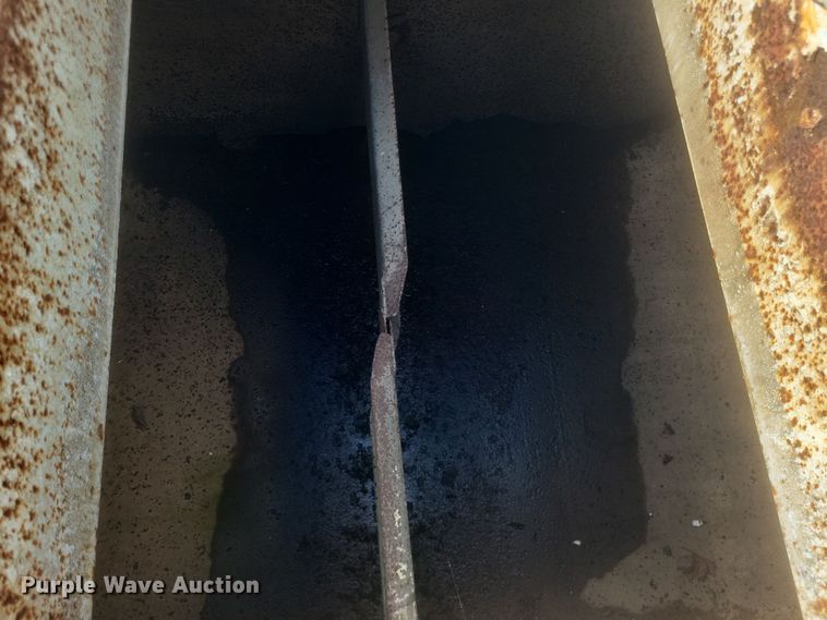 image for item DQ3691 1993 International  8100 water truck