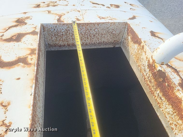 image for item DQ3691 1993 International  8100 water truck