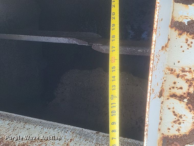 image for item DQ3691 1993 International  8100 water truck