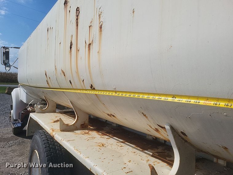 image for item DQ3691 1993 International  8100 water truck