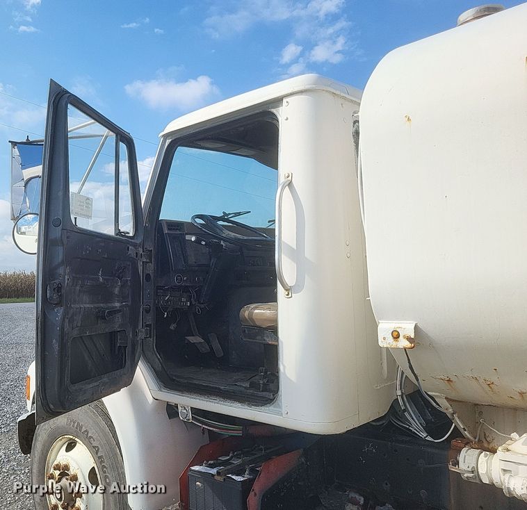 image for item DQ3691 1993 International  8100 water truck