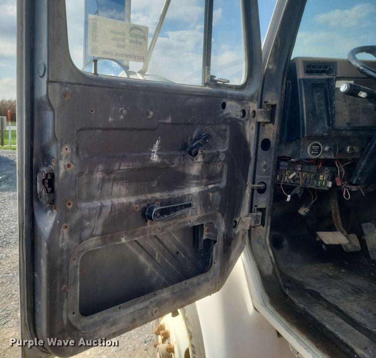 image for item DQ3691 1993 International  8100 water truck