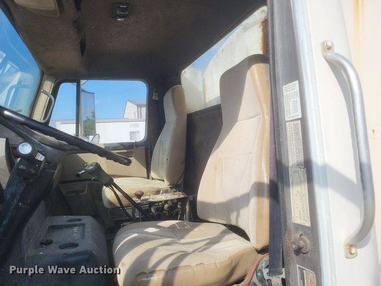 image for item DQ3691 1993 International  8100 water truck