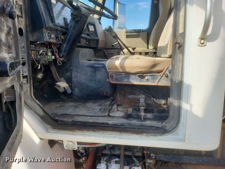 image for item DQ3691 1993 International  8100 water truck