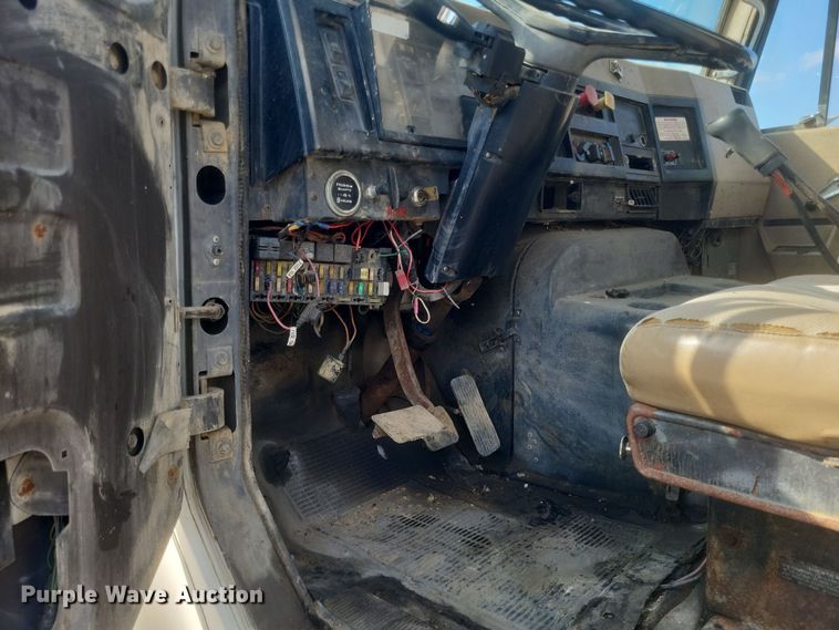 image for item DQ3691 1993 International  8100 water truck