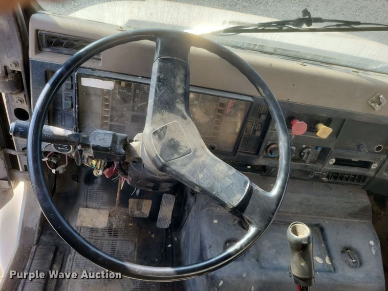 image for item DQ3691 1993 International  8100 water truck