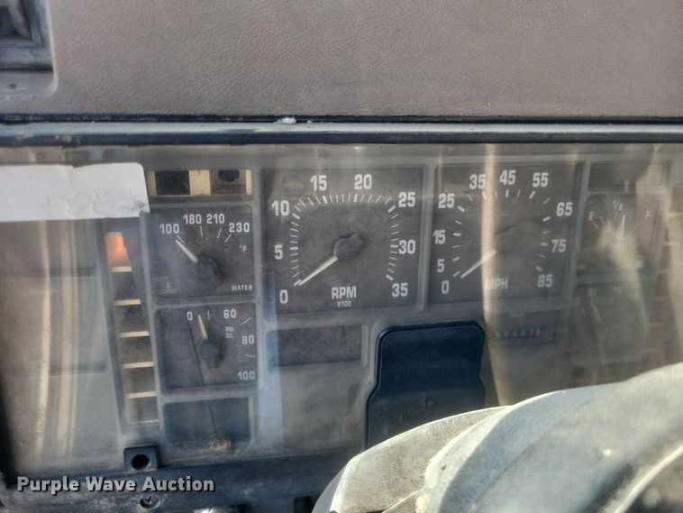 image for item DQ3691 1993 International  8100 water truck