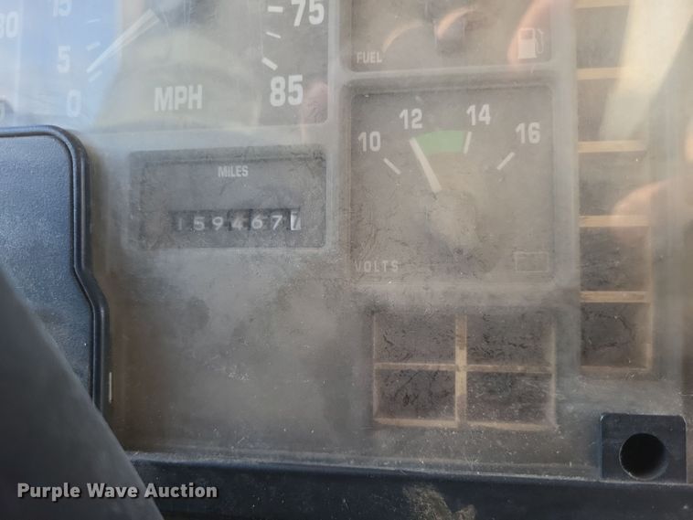 image for item DQ3691 1993 International  8100 water truck