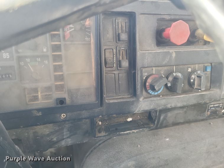 image for item DQ3691 1993 International  8100 water truck