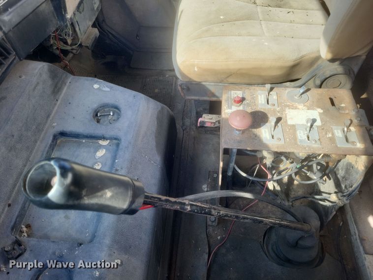 image for item DQ3691 1993 International  8100 water truck