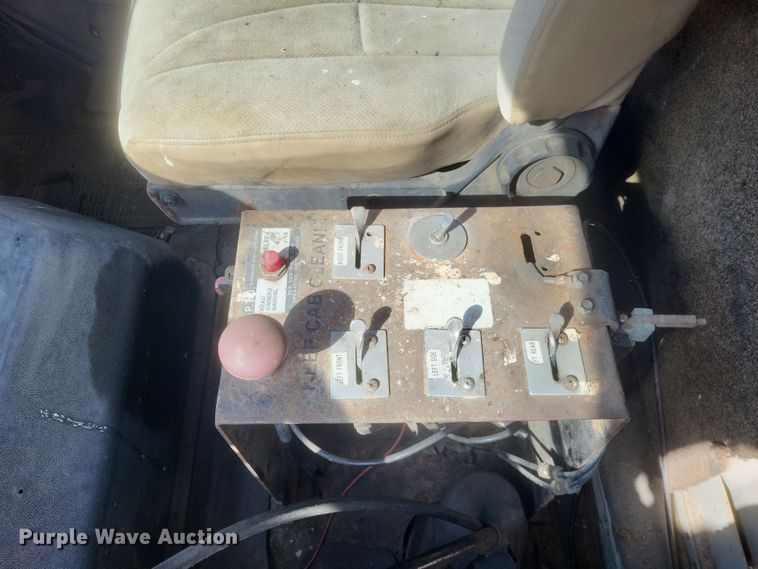 image for item DQ3691 1993 International  8100 water truck