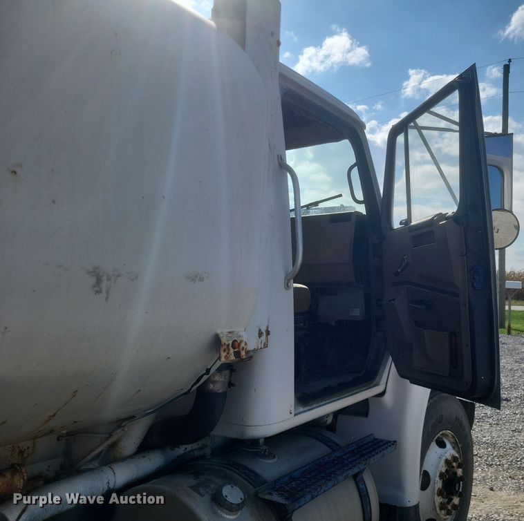 image for item DQ3691 1993 International  8100 water truck