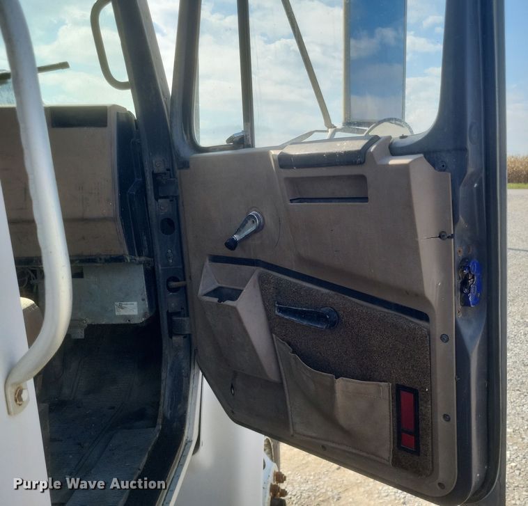 image for item DQ3691 1993 International  8100 water truck