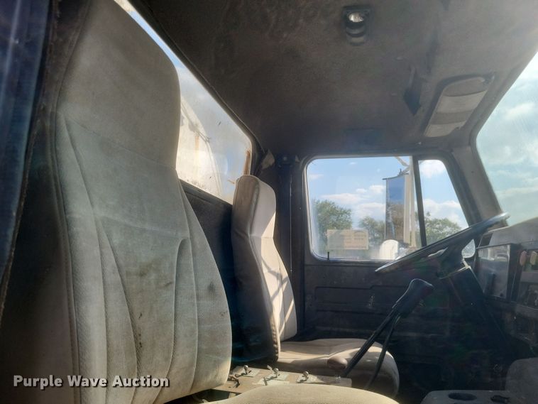 image for item DQ3691 1993 International  8100 water truck