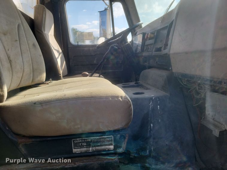 image for item DQ3691 1993 International  8100 water truck