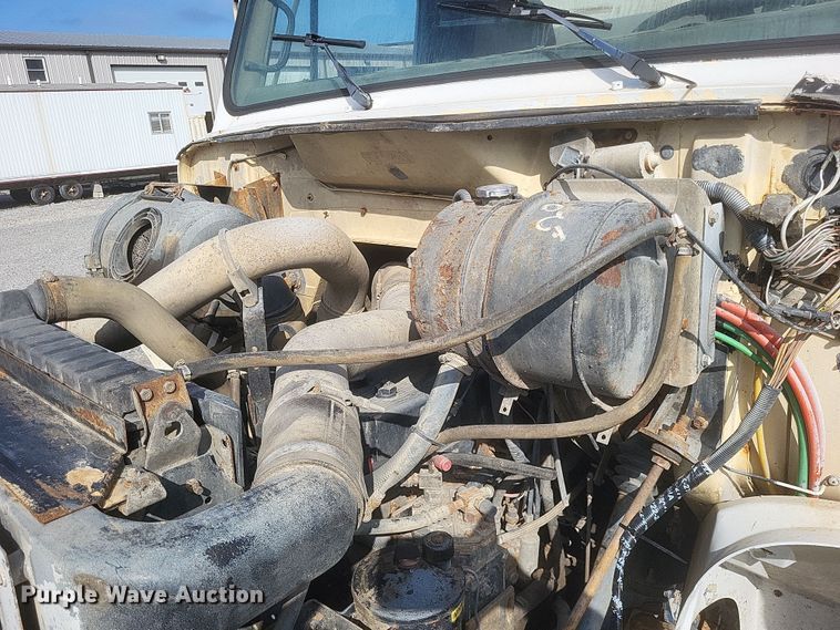 image for item DQ3691 1993 International  8100 water truck