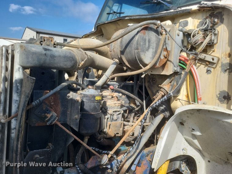 image for item DQ3691 1993 International  8100 water truck