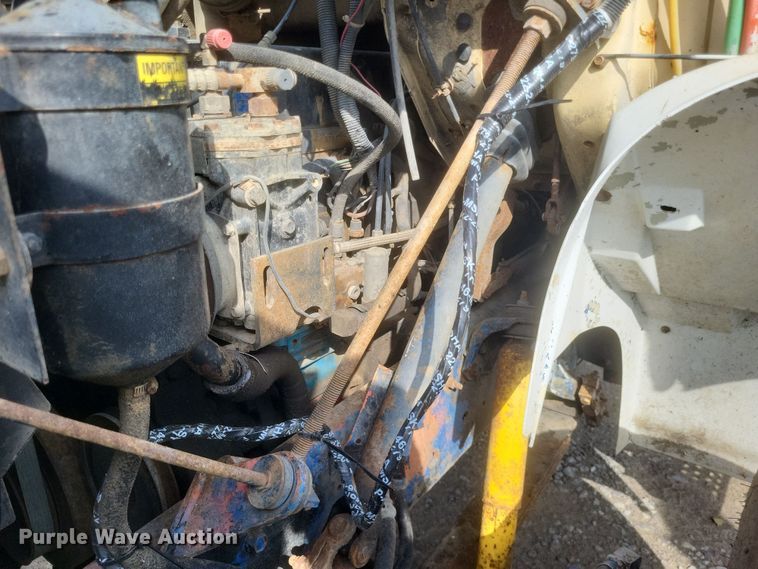 image for item DQ3691 1993 International  8100 water truck