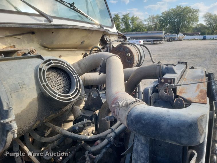 image for item DQ3691 1993 International  8100 water truck