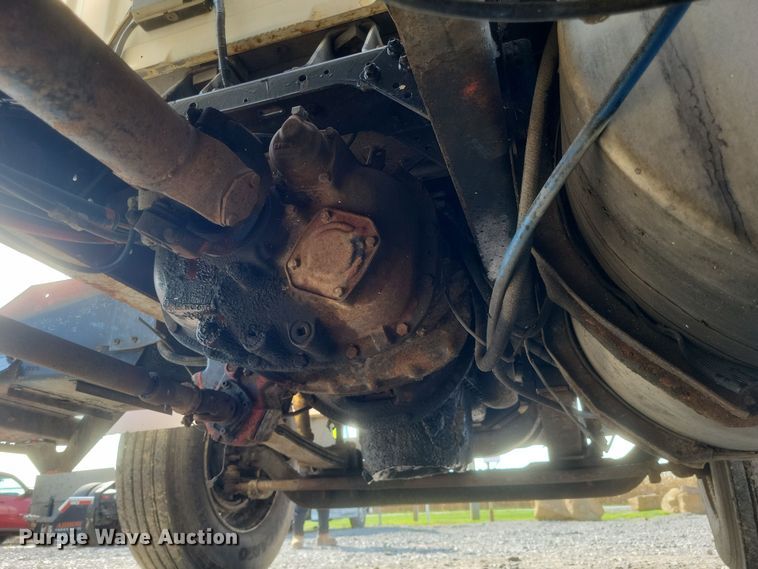 image for item DQ3691 1993 International  8100 water truck