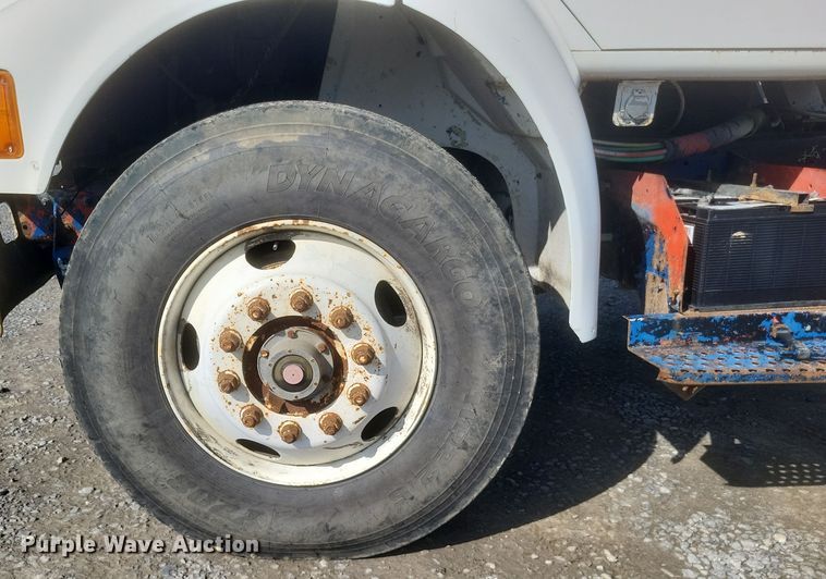 image for item DQ3691 1993 International  8100 water truck