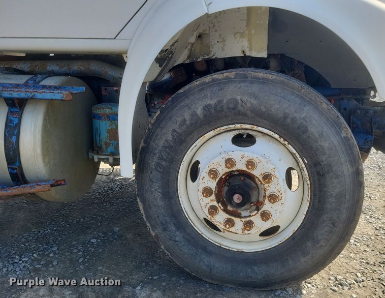 image for item DQ3691 1993 International  8100 water truck