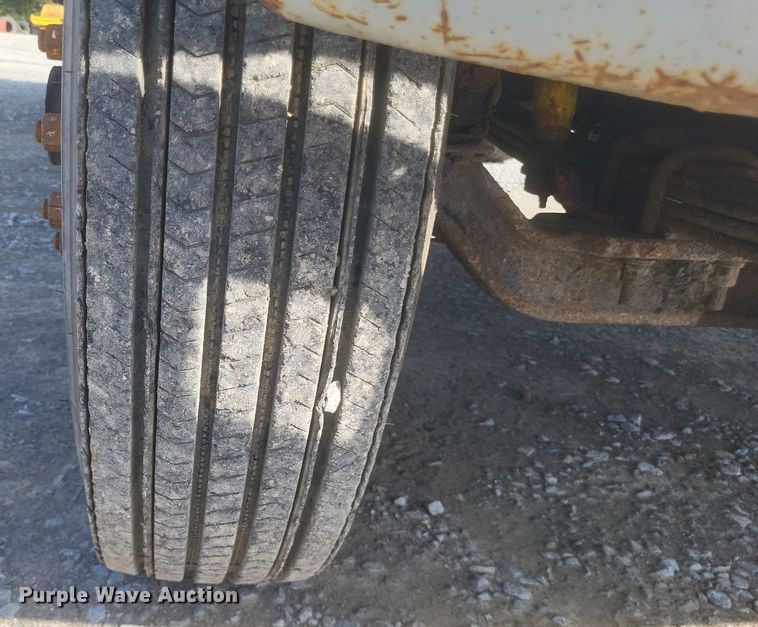 image for item DQ3691 1993 International  8100 water truck