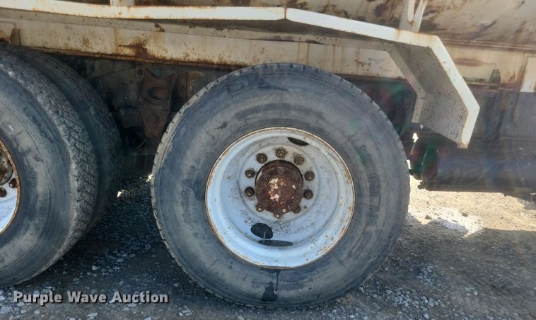 image for item DQ3691 1993 International  8100 water truck