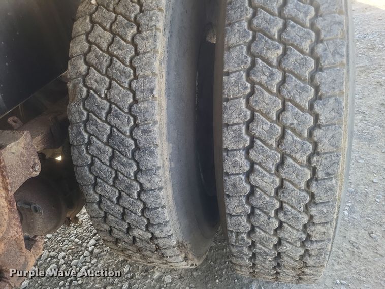 image for item DQ3691 1993 International  8100 water truck