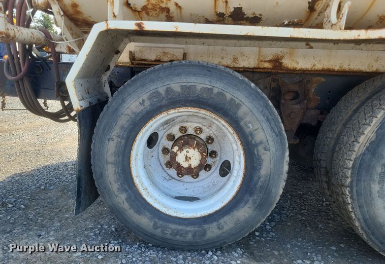 image for item DQ3691 1993 International  8100 water truck