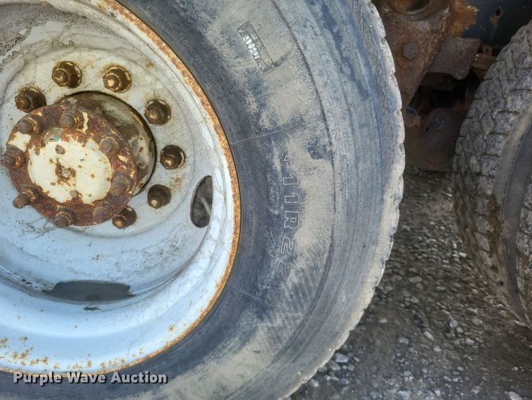 image for item DQ3691 1993 International  8100 water truck