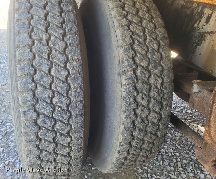 image for item DQ3691 1993 International  8100 water truck