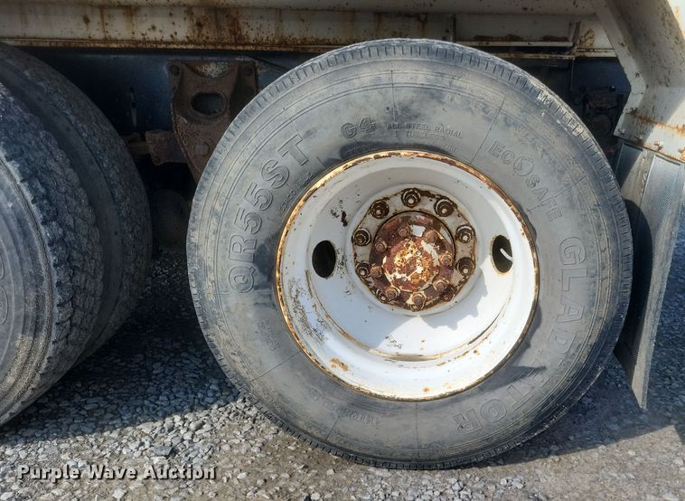 image for item DQ3691 1993 International  8100 water truck