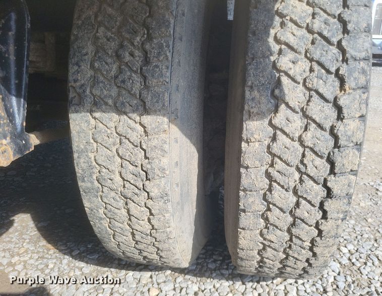 image for item DQ3691 1993 International  8100 water truck